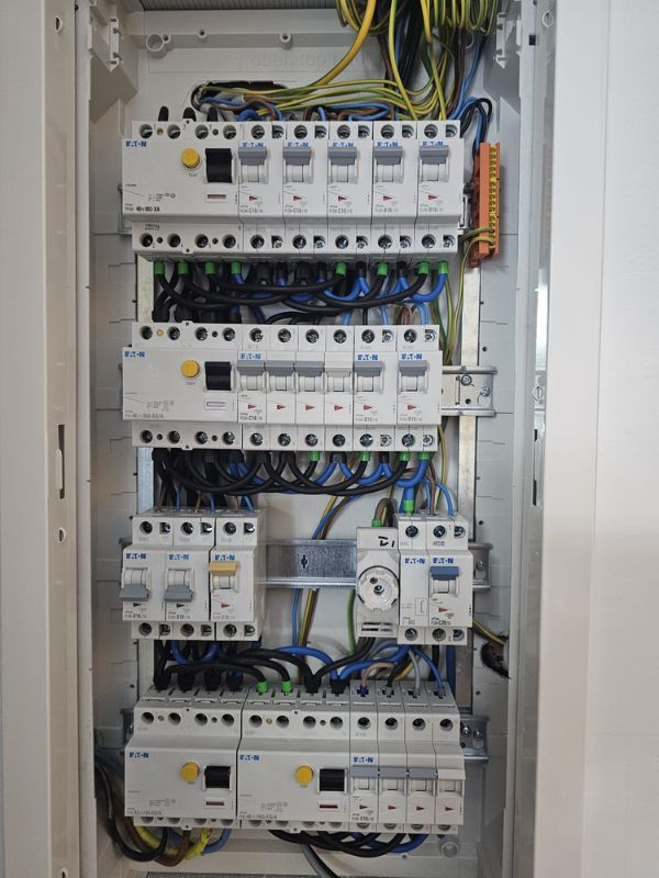 Elektriker bei professioneller Elektroinstallation in Wien
