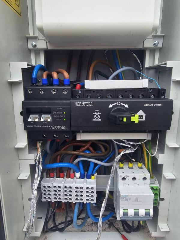 Elektriker bei der Arbeit in Wien Elektroinstallation MANA