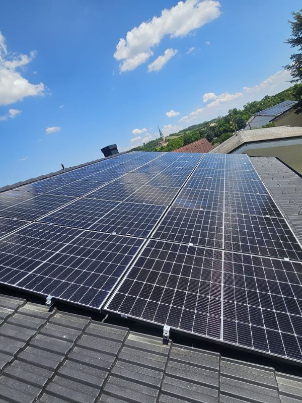 Photovoltaik Fachbetrieb in Wien bei der Montage einer PV-Anlage